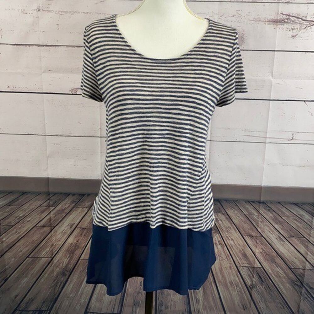 W5‎ Shirt Womens Medium Blue White Costal Popover Top Chiffon Hem Relaxed Preppy